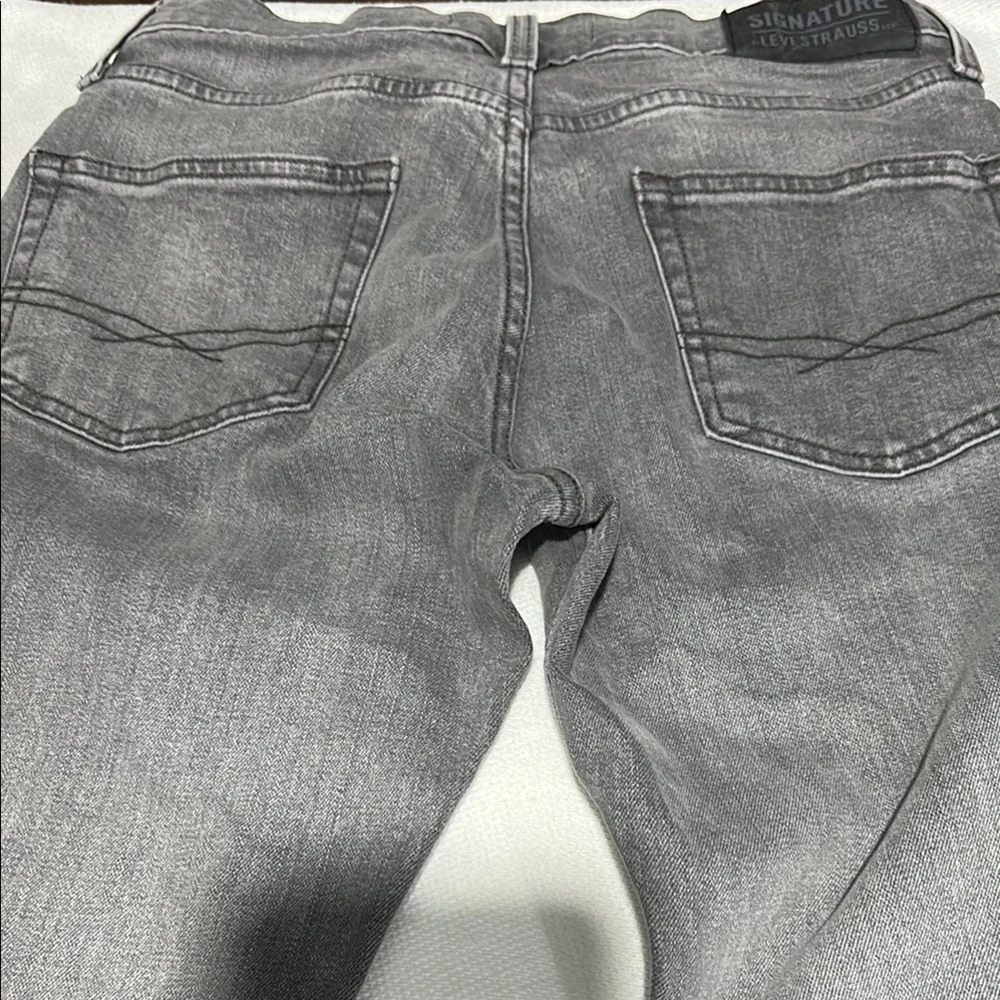 Signature by Levi Strauss Gray‎ Slim Jeans Modern Distressed Look